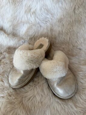 Ugg Girls Metallic Shearling-Lined Slip-On Mules - Cream Metallic